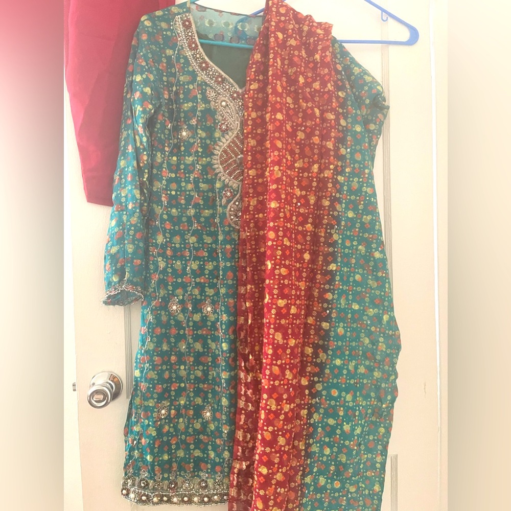 Pakistani shalwar kameez